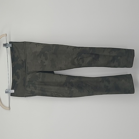 lululemon athletica Pants - Lululemon wunder under crop camo size 2